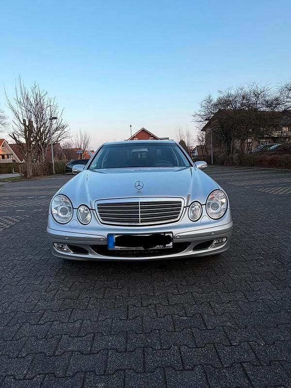 Gebraucht Mercedes E220 Classic 180 PS (132 kW) 2004 Silber Limousine