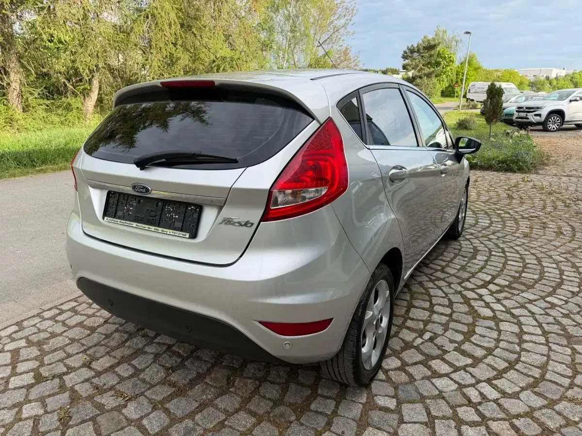 Gebraucht Ford Fiesta Titanium 97 PS (71 kW) 2010 Silber Kleinwagen