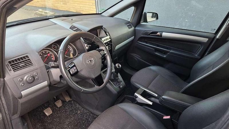Gebraucht Opel Zafira 116 PS (85 kW) 2009 Karbongrau Van / Kleinbus