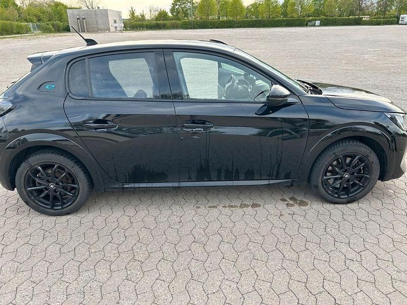 Schwarz Gebraucht 2022 Peugeot e-208 GT Kleinwagen | 20.500 € (Teuer) - Bild 1/4