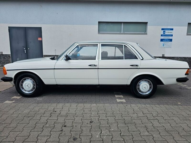 Gebraucht Mercedes E230 136 PS (100 kW) 1983 Weiß Limousine