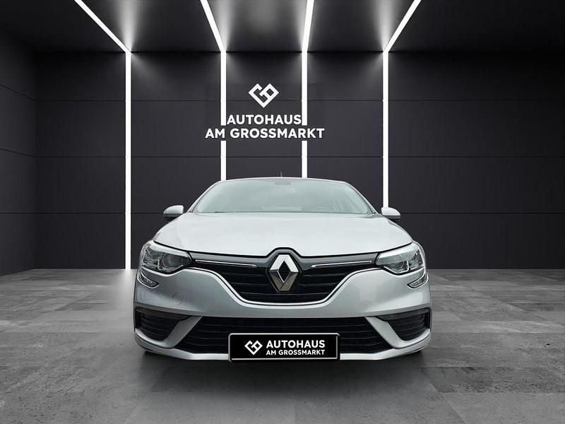 Silber Gebraucht 2017 Renault Mégane IV Play Limousine | 10.570 € (Fairer Preis) - Bild 1/4
