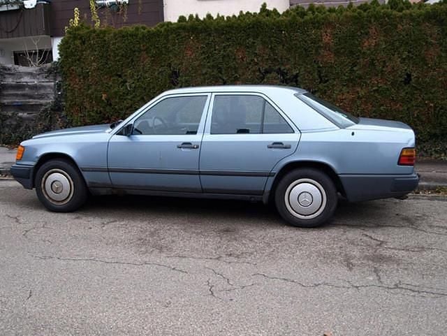 Gebraucht Mercedes E300 179 PS (131 kW) 1987 Blau metallic Limousine