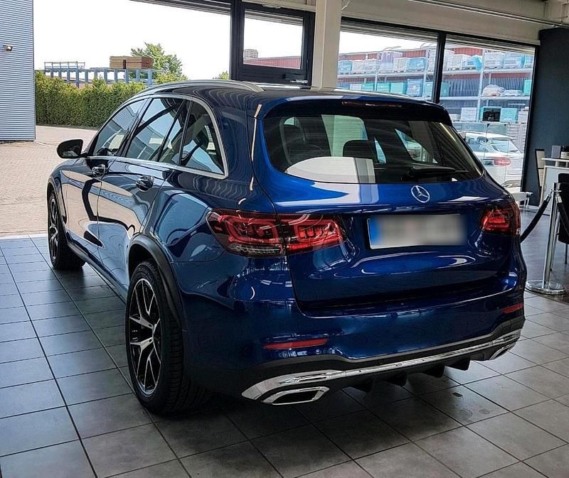 Blau Gebraucht 2020 Mercedes GLC300 AMG line SUV | 40.750 € (Etwas zu teuer) - Bild 1/4