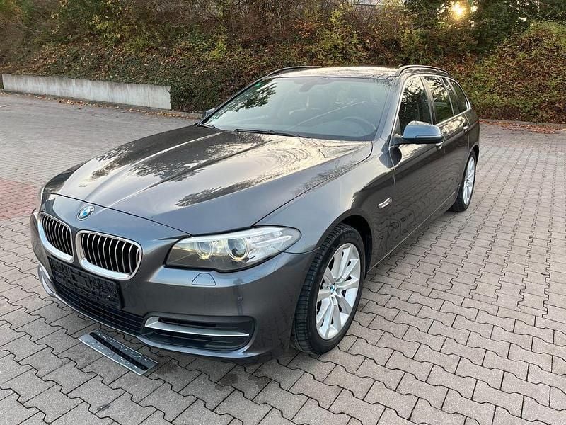 Grau Gebraucht 2016 BMW 518 Sport Line Kombi | 11.990 € (Guter Preis) - Bild 1/4