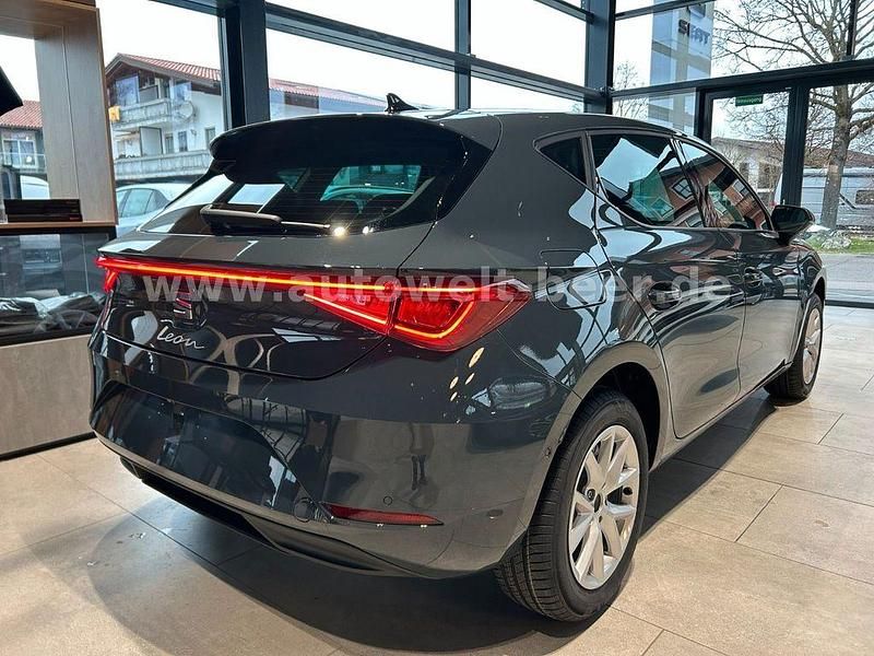 Neu Seat Leon 116 PS (85 kW) 2025 Blau Limousine