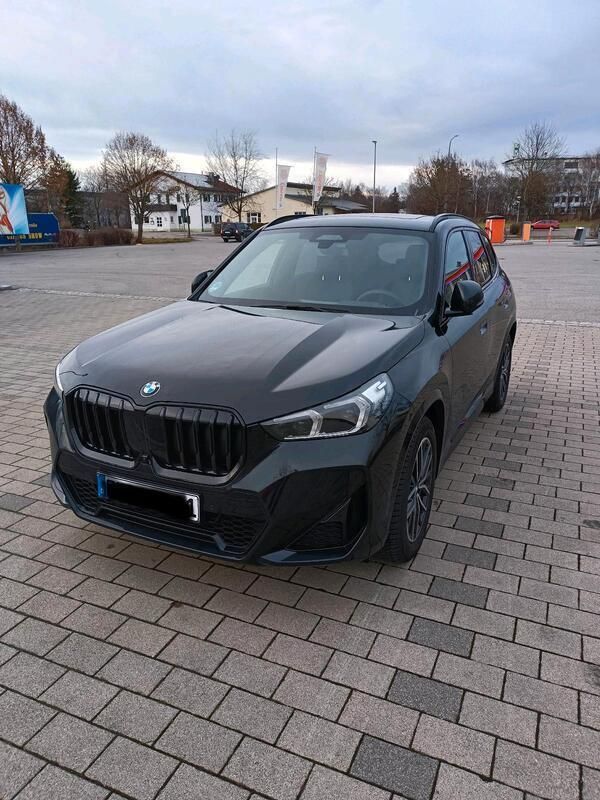 Schwarz Gebraucht 2022 BMW X1 M Sport SUV | 44.199 € - Bild 1/4