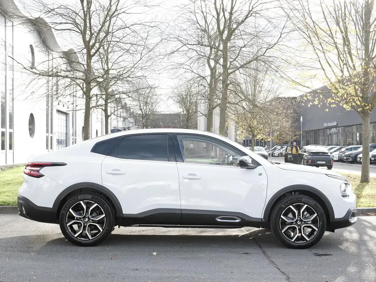 Gebraucht Citroën e-C4 114 kW (156 PS) 2024 Okenit weiß Limousine