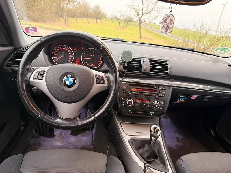 Schwarz Gebraucht 2006 BMW 118 Kleinwagen | 2.200 € (Guter Preis) - Bild 1/4