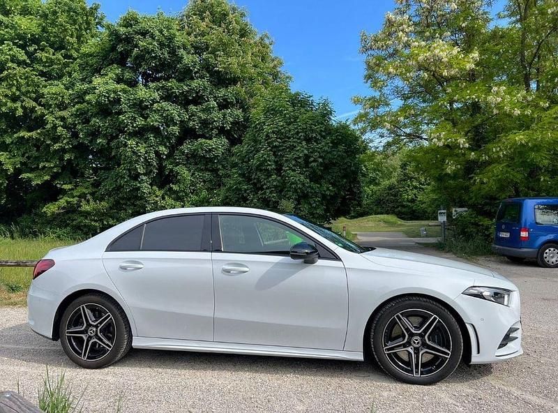Weiß Gebraucht 2021 Mercedes A250 Advanced Limousine | 33.999 € (Teuer) - Bild 1/4