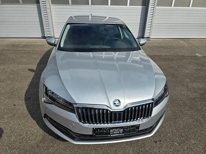 Gebraucht Skoda Superb Ambition 150 PS (110 kW) 2023 Brillantsilber Limousine