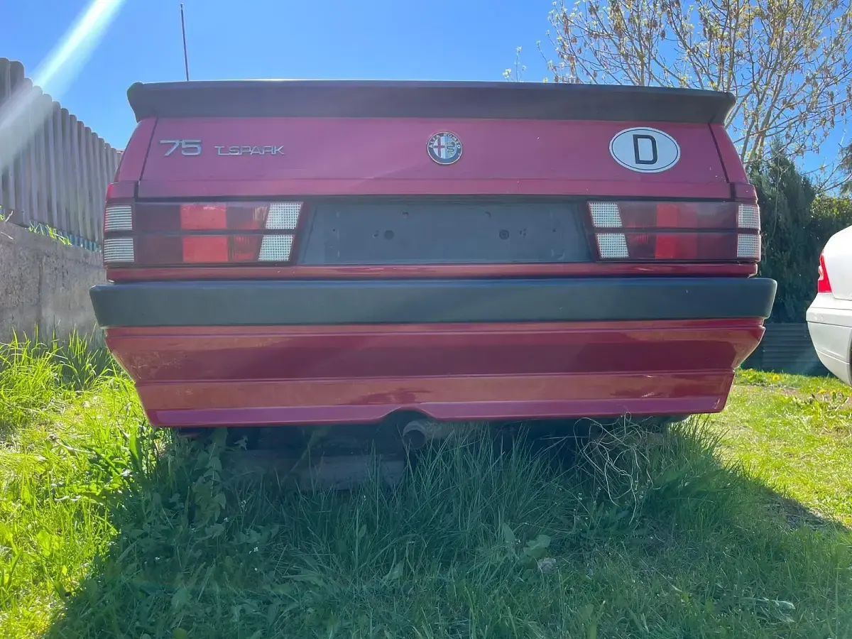 Używany Alfa Romeo 75 148 KM (108 kW) 1990 Czerwony Sedan/Limuzyna
