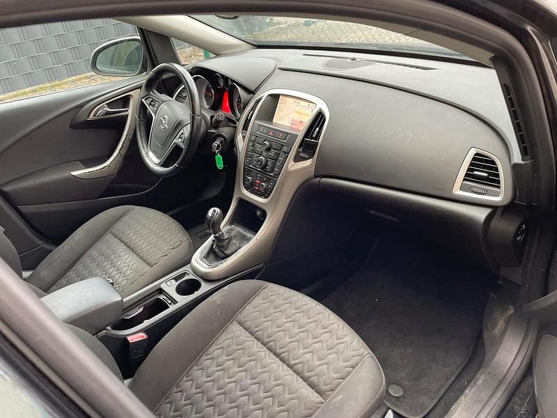 Gebraucht Opel Astra Sport 130 PS (95 kW) 2013 Schwarz Kombi