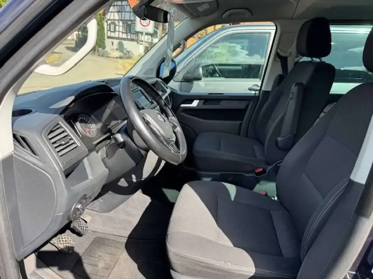 Gebraucht VW Multivan Trendline 150 PS (110 kW) 2018 Starlight blue metallic Van / Kleinbus