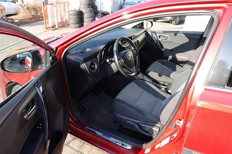 Gebraucht Toyota Auris Hybrid Team 136 PS (100 kW) 2017 Rot Limousine