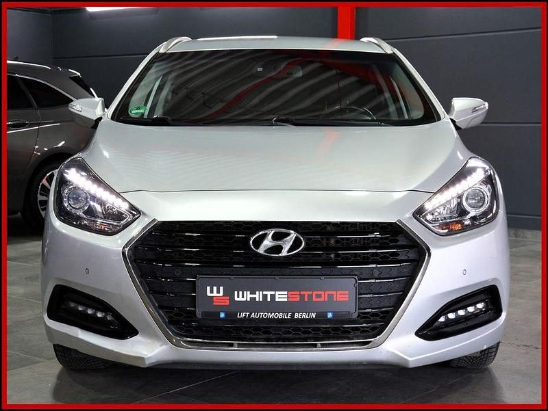 Gebraucht Hyundai i40 Trend 116 PS (85 kW) 2016 Sleek silver / met (metallic) Kombi