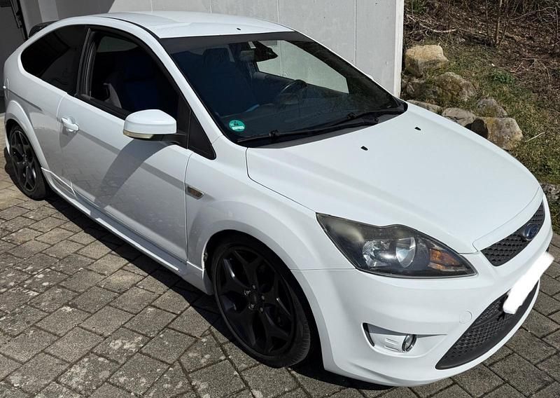 Weiß Gebraucht 2009 Ford Focus ST Limousine | 6.999 € (Fairer Preis) - Bild 1/4