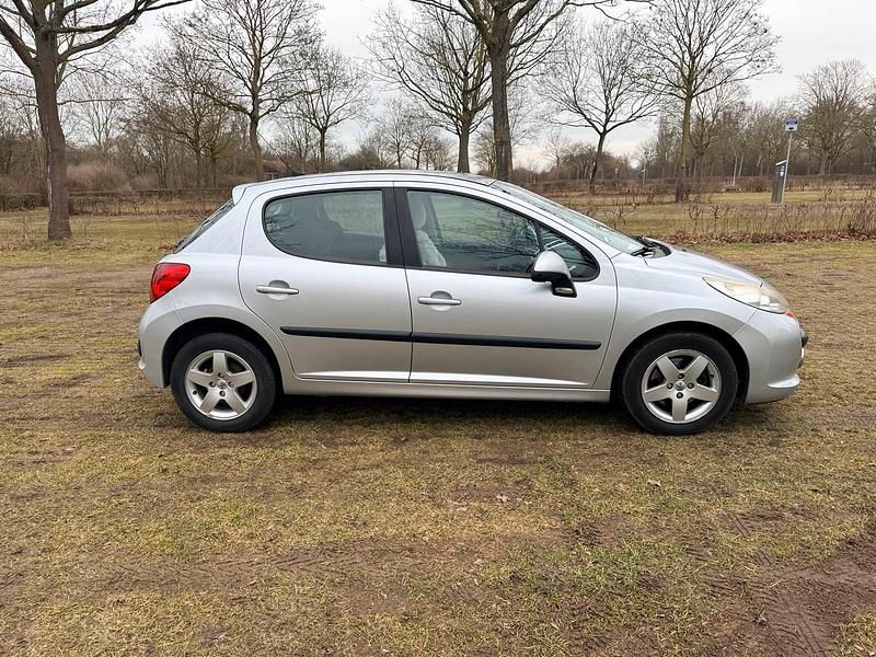 Gebraucht Peugeot 207 95 PS (69 kW) 2009 Silber Kleinwagen