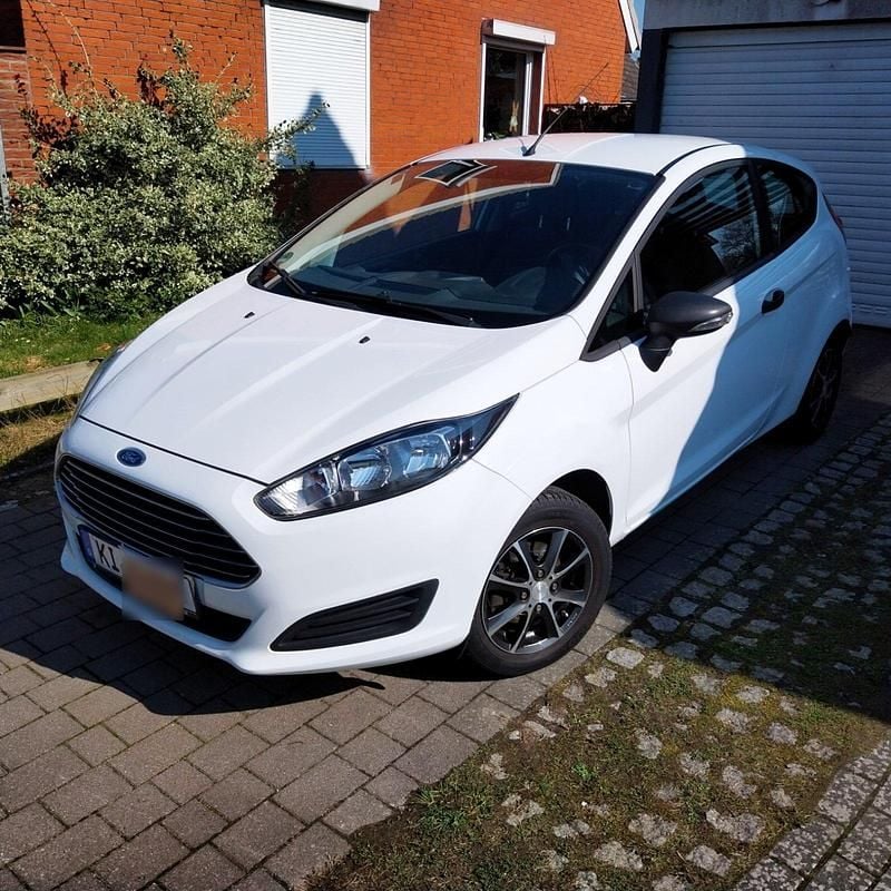 Gebraucht Ford Fiesta Ambiente 59 PS (43 kW) 2015 Weiß Kleinwagen