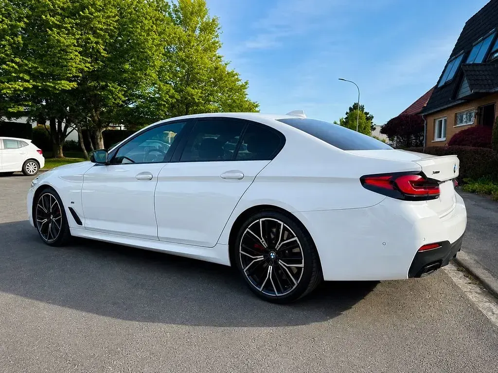 Używany BMW M550 Performance 530 KM (389 kW) 2021 Biały Sedan/Limuzyna