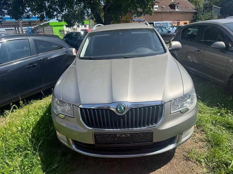 Grau Gebraucht 2011 Skoda Superb Ambition Kombi | 6.190 € (Fairer Preis) - Bild 1/4