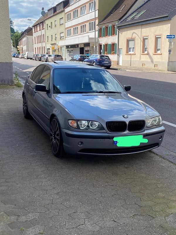 Grau Gebraucht 2004 BMW 320 Limousine | 3.700 € (Etwas zu teuer) - Bild 1/4