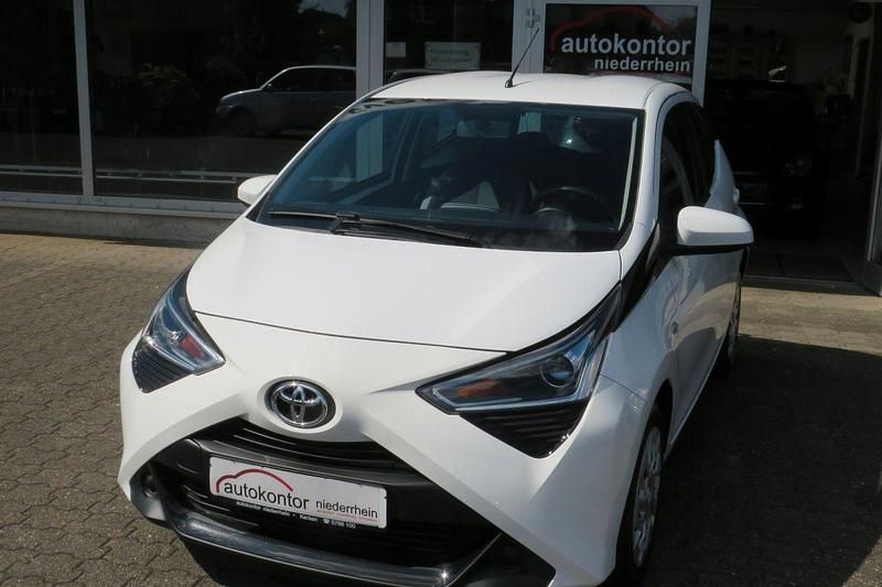 Weiß Gebraucht 2022 Toyota Aygo Connect Style Kleinwagen | 10.880 € (Guter Preis) - Bild 1/4