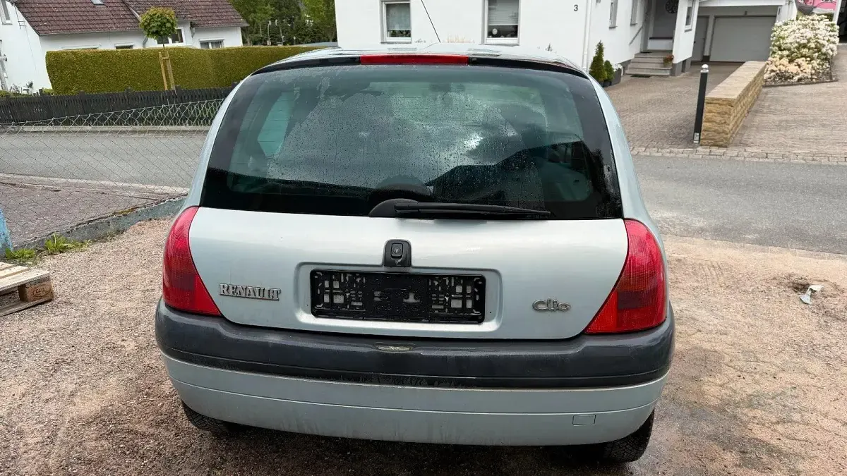 Gebraucht Renault Clio II 58 PS (42 kW) 2001 Silber Kleinwagen