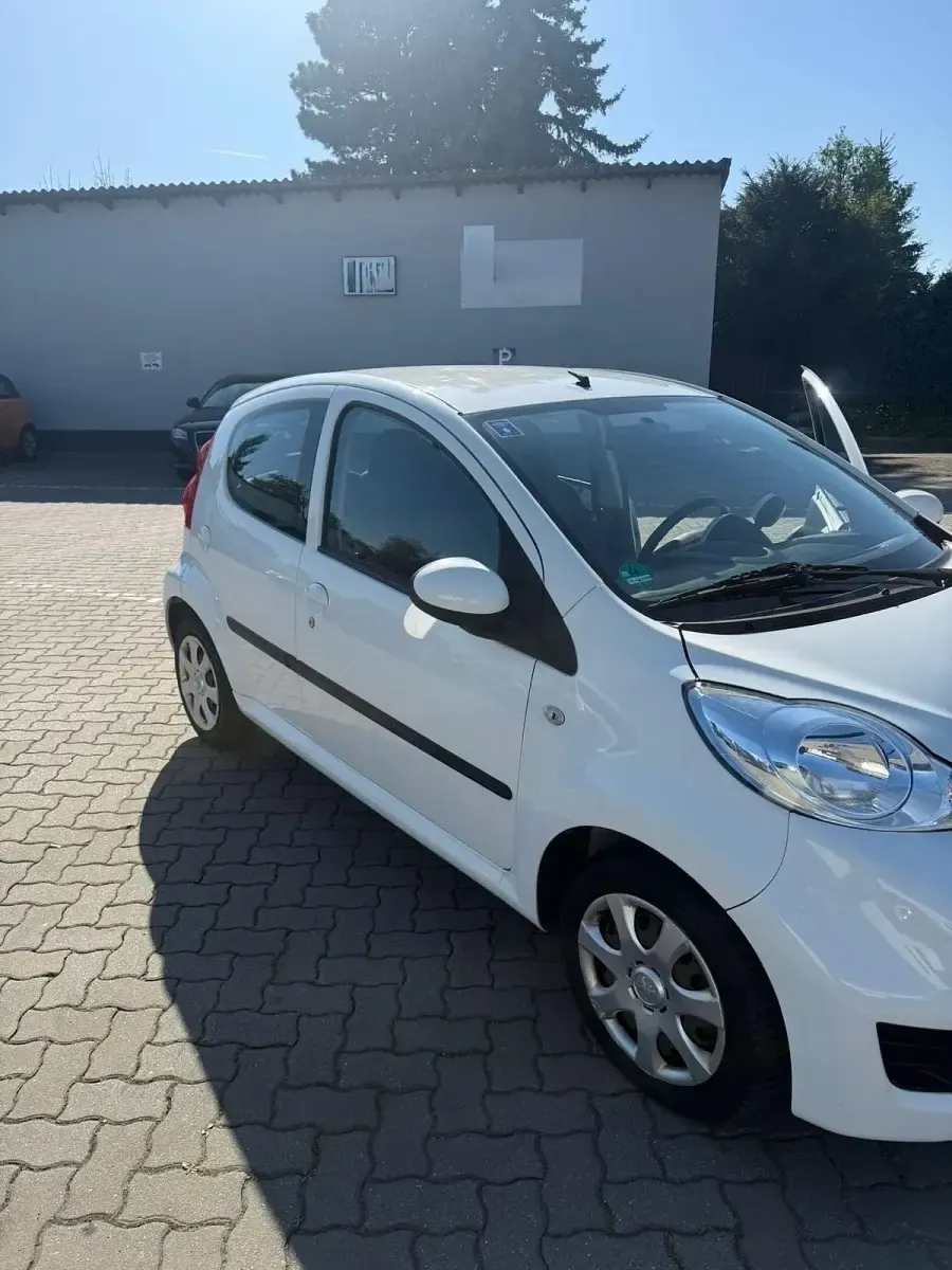 Gebraucht Peugeot 107 68 PS (50 kW) 2011 Weiß Kleinwagen