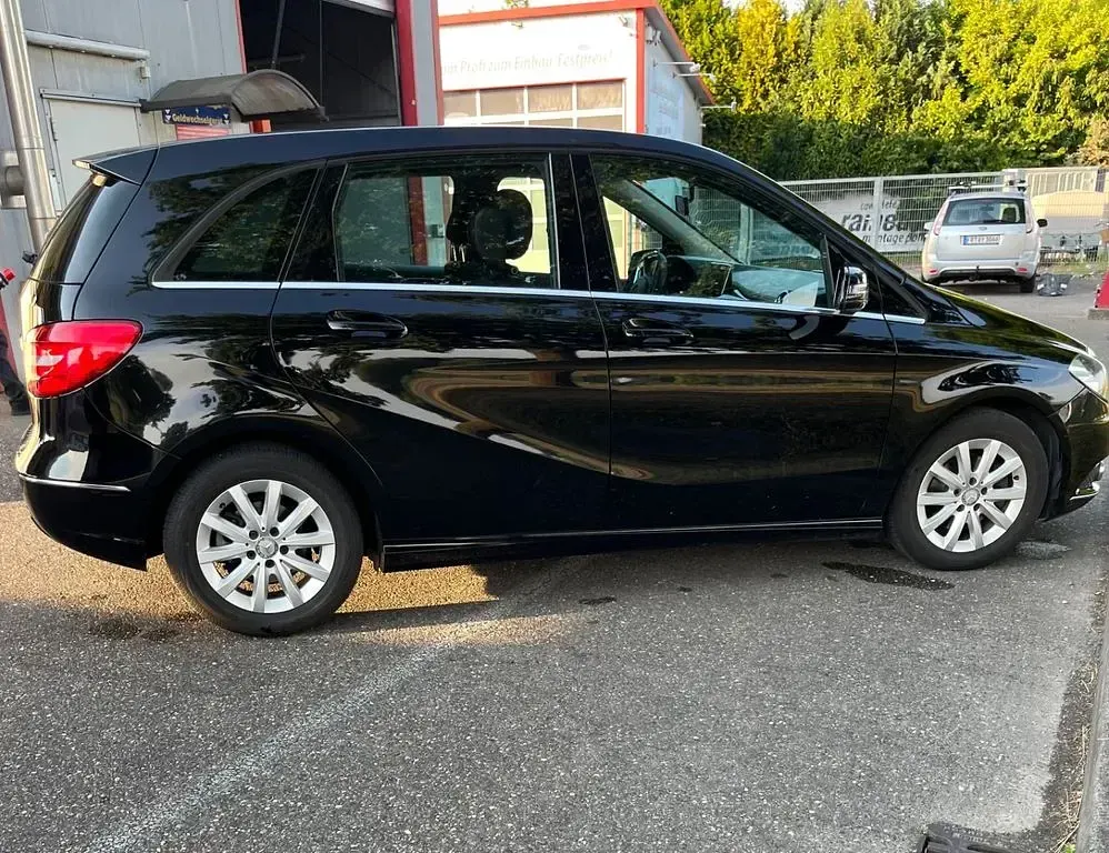 Gebraucht Mercedes B200 156 PS (114 kW) 2013 Schwarz Kleinwagen