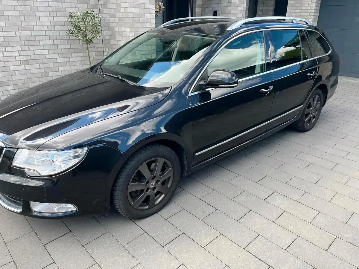 Używany Skoda Superb 170 KM (125 kW) 2012 Czarny Kombi