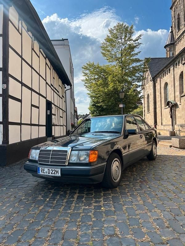 Grau Gebraucht 1992 Mercedes E230 Limousine | 5.380 € - Bild 1/4