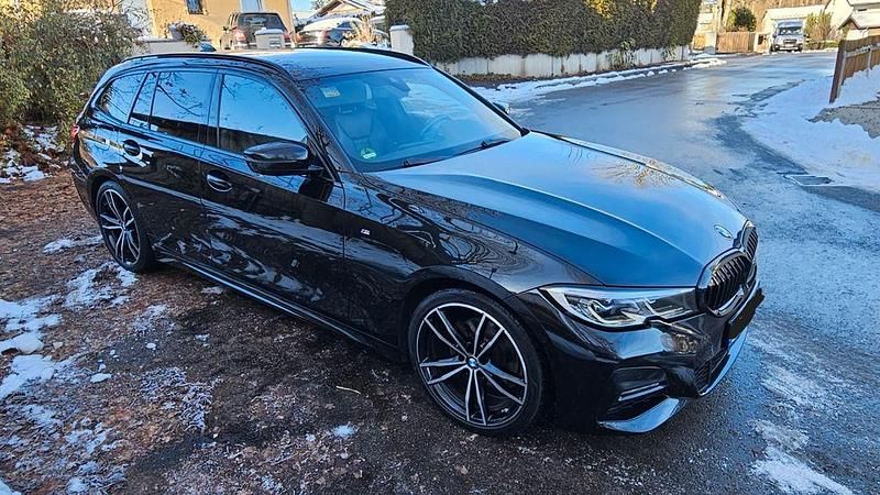 Schwarz Gebraucht 2021 BMW 320 M Sport Kombi | 24.600 € (Guter Preis) - Bild 1/4