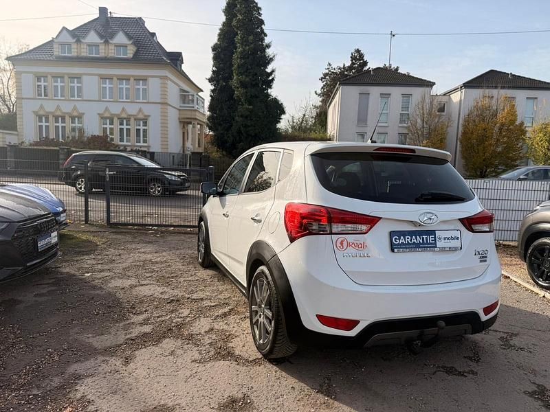 Gebraucht Hyundai ix20 116 PS (85 kW) 2015 Weiß Kleinwagen