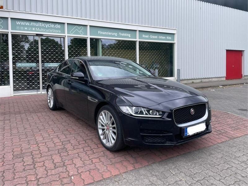 Schwarz Gebraucht 2017 Jaguar XE Limousine | 9.800 € - Bild 1/4