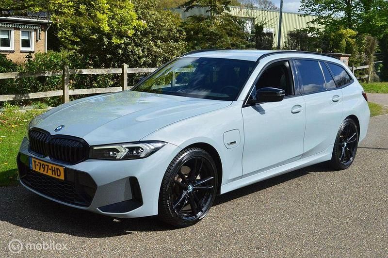 Gebraucht BMW 320e Performance 204 PS (150 kW) 2023 Grau Kombi