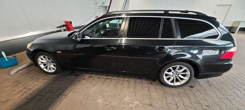 Schwarz Gebraucht 2010 BMW 520 Kombi | 4.400 € - Bild 1/4