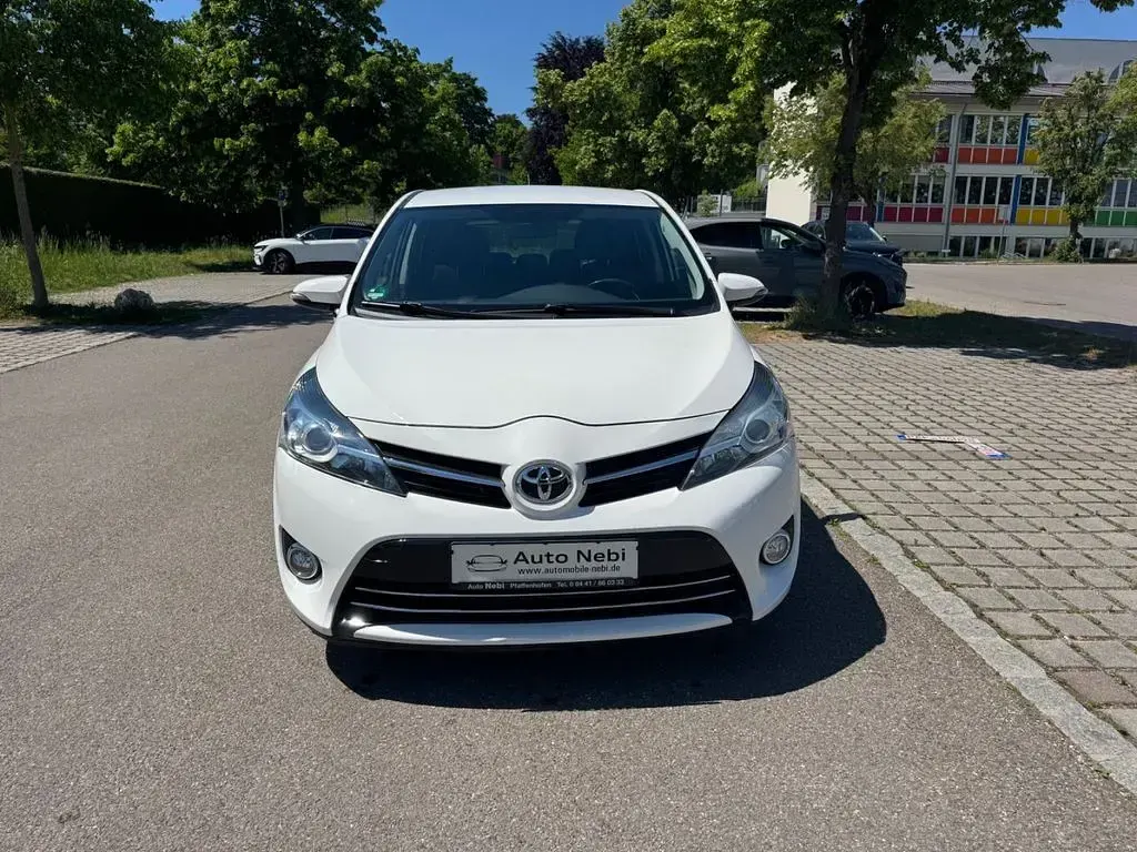 Gebraucht Toyota Verso Life 147 PS (108 kW) 2013 Weiß Van / Kleinbus