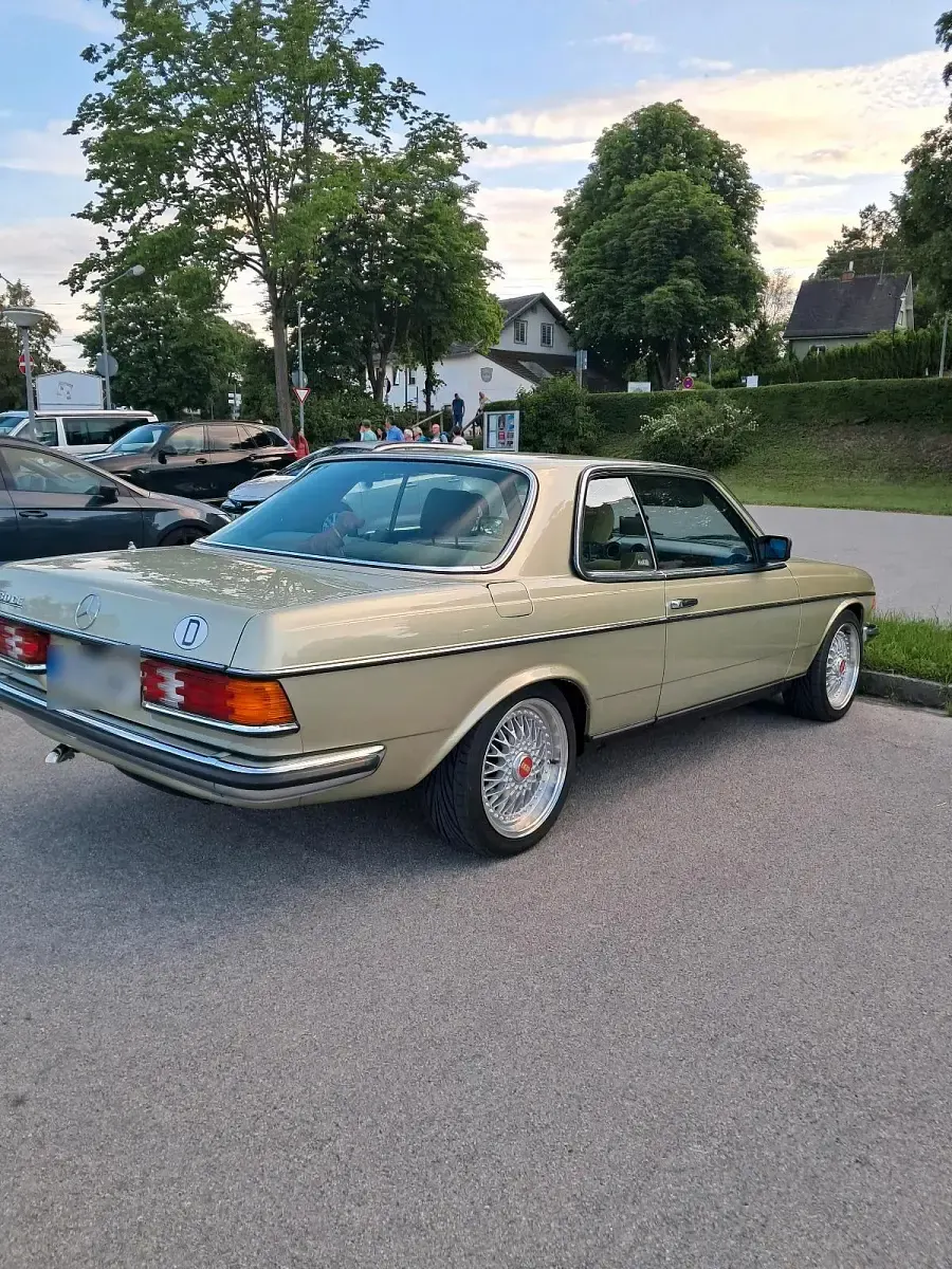 Gebraucht Mercedes 230 136 PS (100 kW) 1981 Grün Coupé