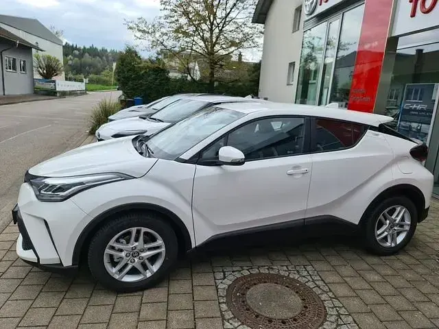 Gebraucht Toyota C-HR Basis 122 PS (89 kW) 2023 Weiß SUV