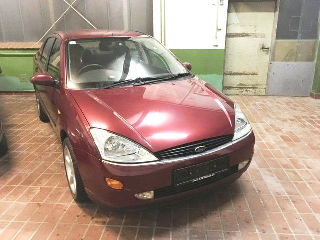 Gebraucht Ford Focus Ghia 101 PS (74 kW) 2001 Rot metallic Limousine