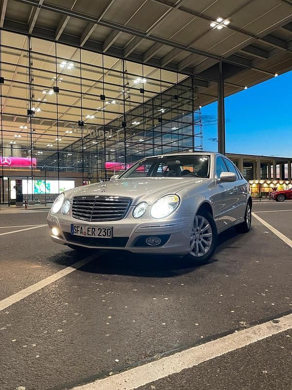 Silber Gebraucht 2008 Mercedes E280 Limousine | 18.000 € - Bild 1/4
