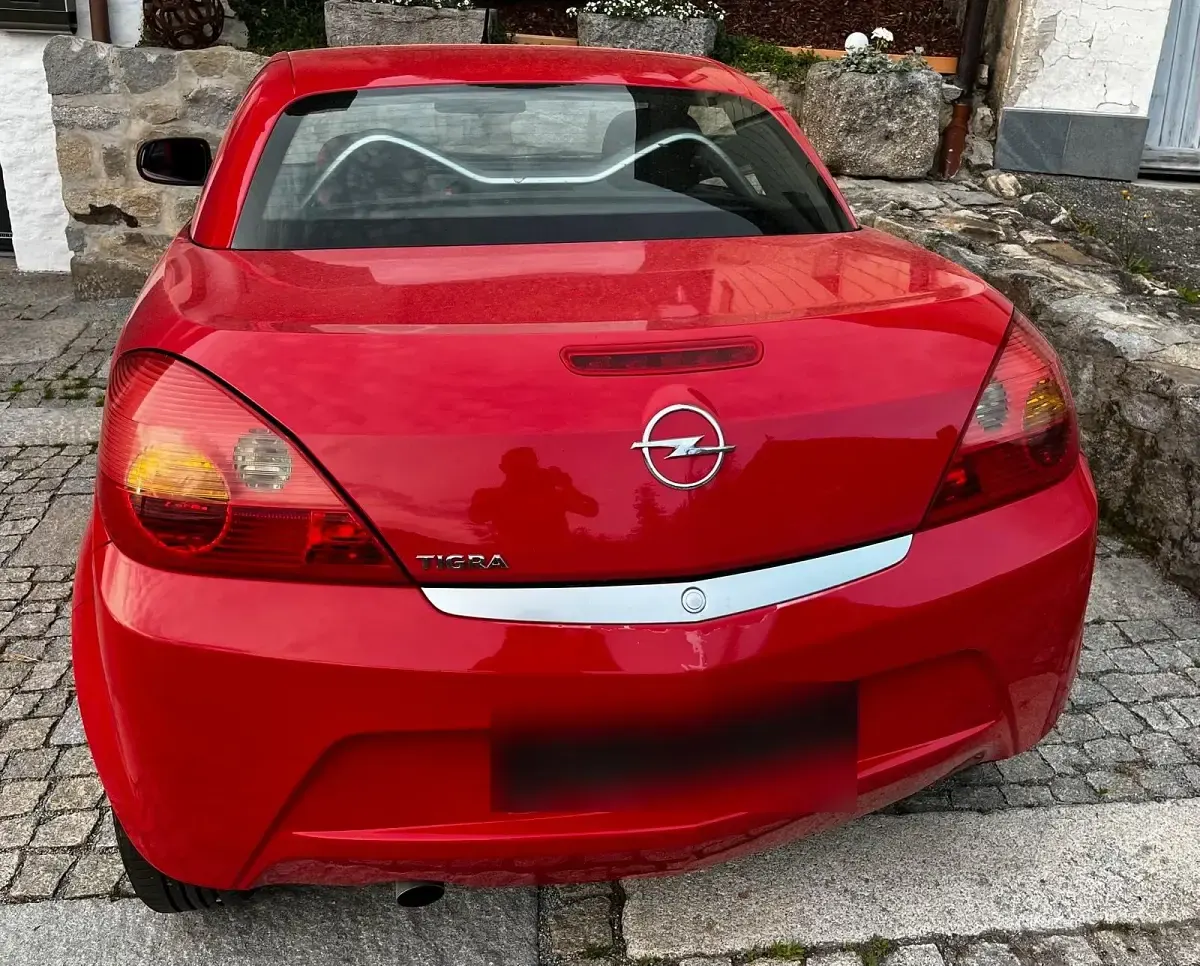 Używany Opel Tigra 90 KM (66 kW) 2005 Czerwony Kabriolet