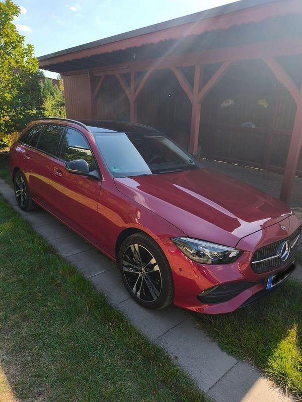 Rot Gebraucht 2023 Mercedes C300e Avantgarde Kombi | 34.999 € (Superpreis) - Bild 1/4