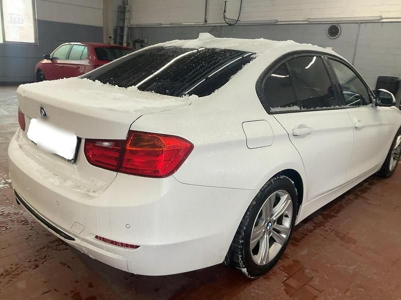 Gebraucht BMW 318 Comfort Edition 143 PS (105 kW) 2012 Weiß Limousine