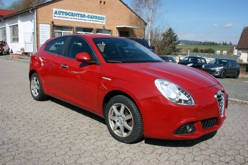 Rot Gebraucht 2010 Alfa Romeo Giulietta Turismo Kleinwagen | 4.999 € (Guter Preis) - Bild 1/4