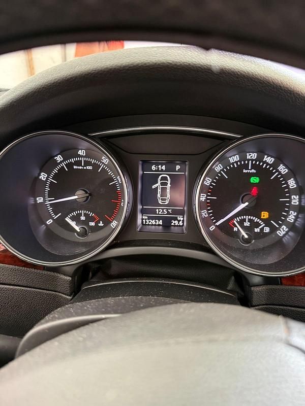 Gebraucht Skoda Superb 160 PS (117 kW) 2011 Weiß Limousine