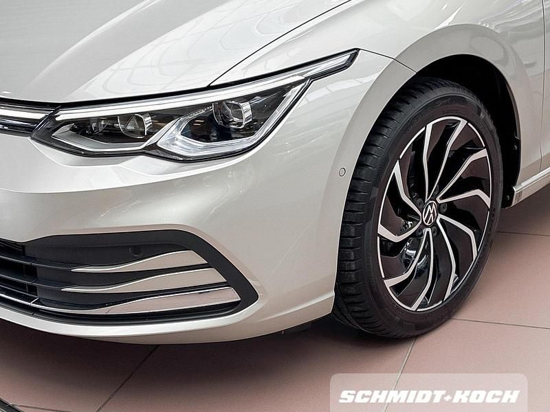 Gebraucht VW Golf VIII Move 110 PS (80 kW) 2024 Ivory silver (silber) Limousine