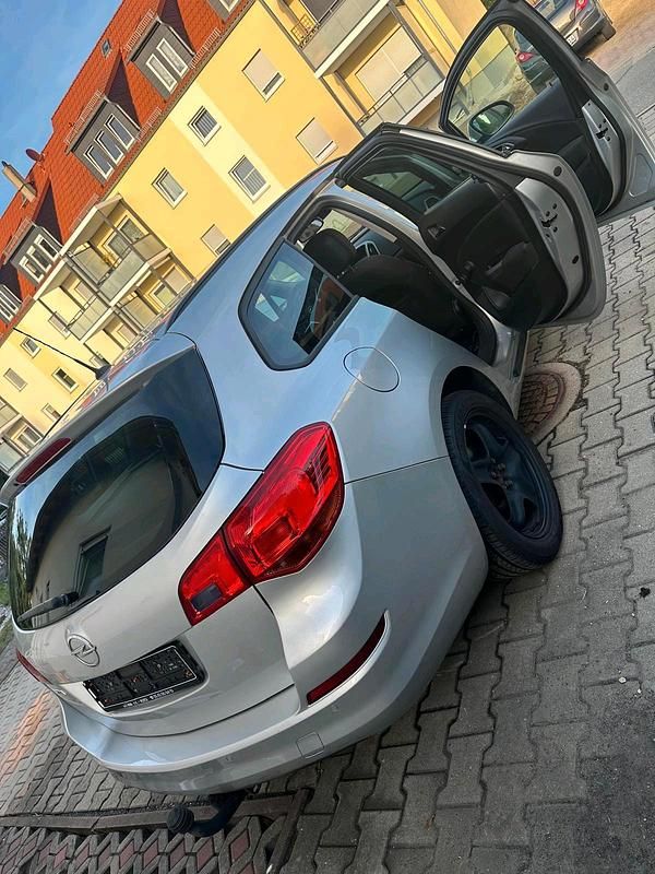 Gebraucht Opel Astra 116 PS (85 kW) 2011 Silber Kombi