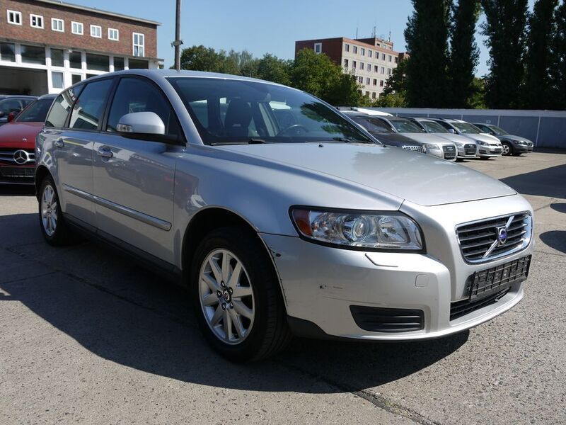 Silber Gebraucht 2009 Volvo V50 Kinetic Kombi | 3.999 € (Etwas zu teuer) - Bild 1/4